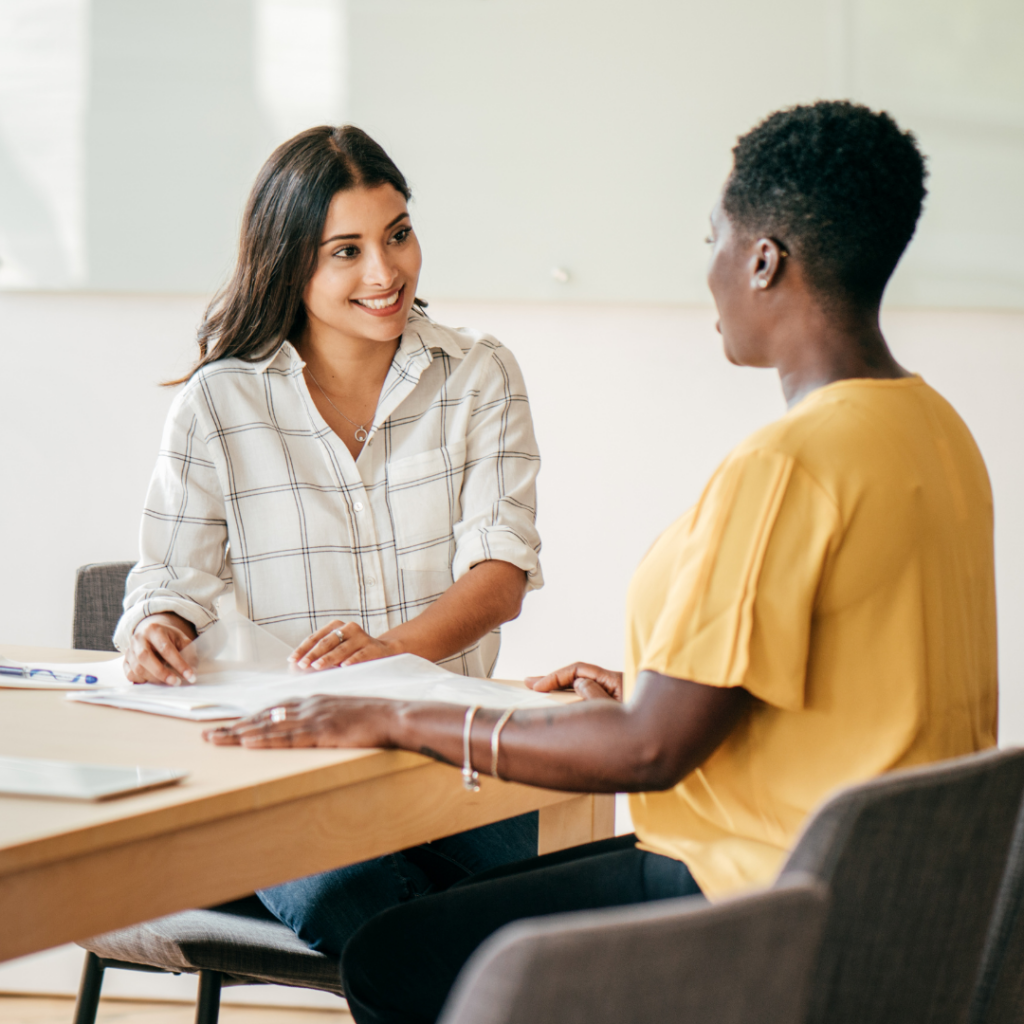 Deux femmes souriantes sont en entretien